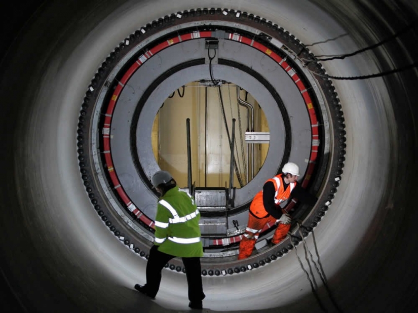 La rueda de Falkirk — una única rotación de la estructura, lo que plantea la totalidad de los buques