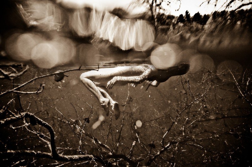 Las niñas y la absorción de agua de los elementos de Neil Craver Las niñas y la absorción de agua de los elementos de Neil Craver