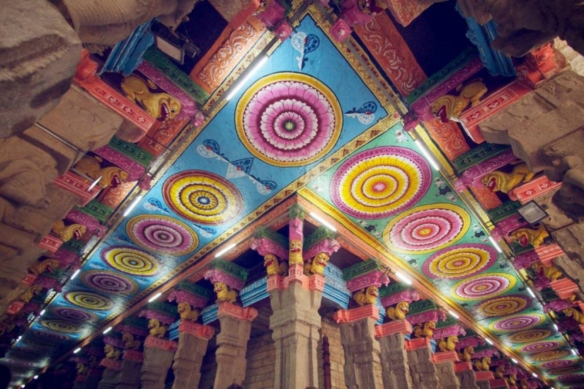 Las paredes de este templo de la India consisten en miles de esculturas
