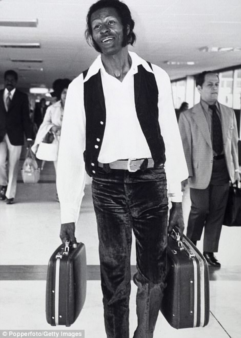 Las pieles, los cigarros y los paparazzi: ¿cómo las celebridades que viajó en los años 70
