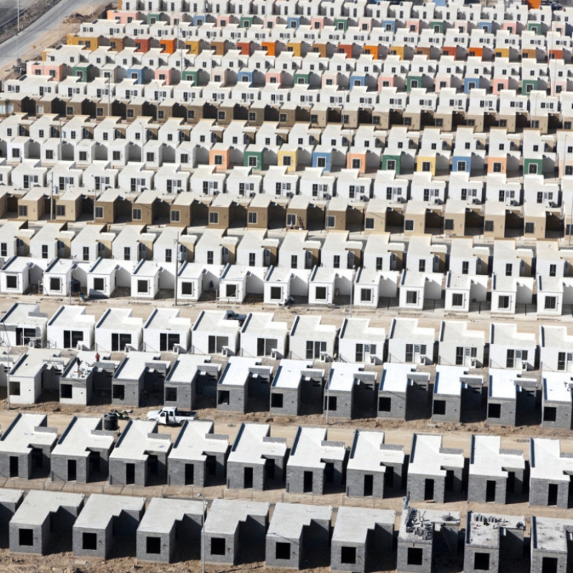 LEGO realidad: un proyecto fotográfico sobre la estética de las casas en las que viven y sufren los Mexicanos LEGO realidad: un proyecto fotográfico sobre la estética de las casas en las que viven y sufren los Mexicanos