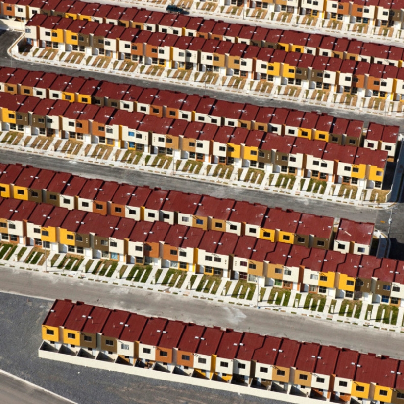 LEGO reality: a photo project about the aesthetics of the houses in which they live and suffer Mexicans LEGO reality: a photo project about the aesthetics of the houses in which they live and suffer Mexicans
