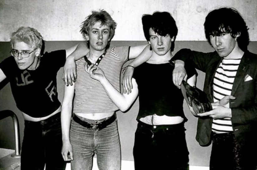 Looked like an iconic rock band in the beginning