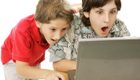 Los estudiantes británicos para hacer la tarea, tuvimos que ver porno duro Los estudiantes británicos para hacer la tarea, tuvimos que ver porno duro