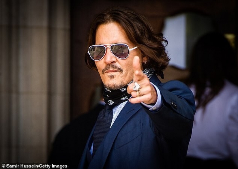 Los Fans de johnny Depp comprar perfume Dior en apoyo del actor