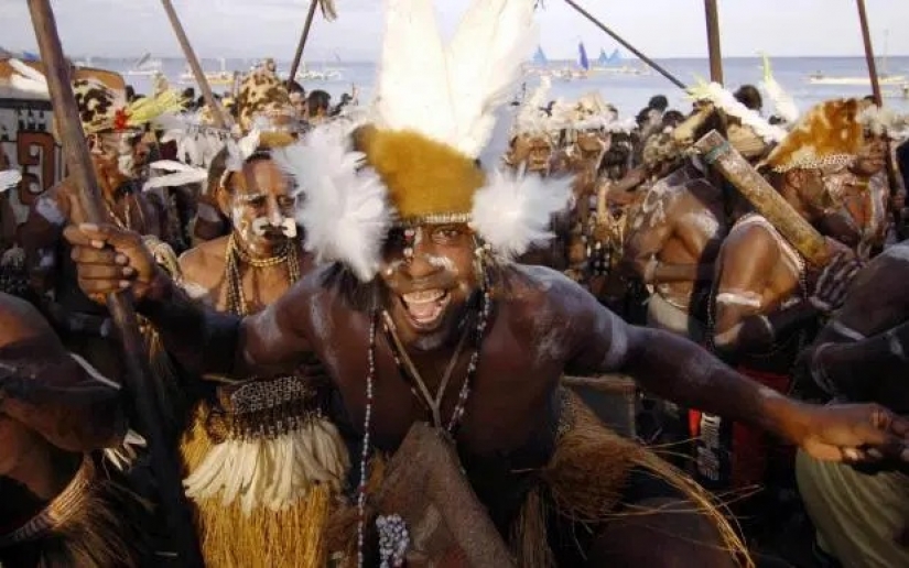 Los últimos caníbales: las tribus en las que se alimentan de carne humana y lleva a cabo los rituales de sangre