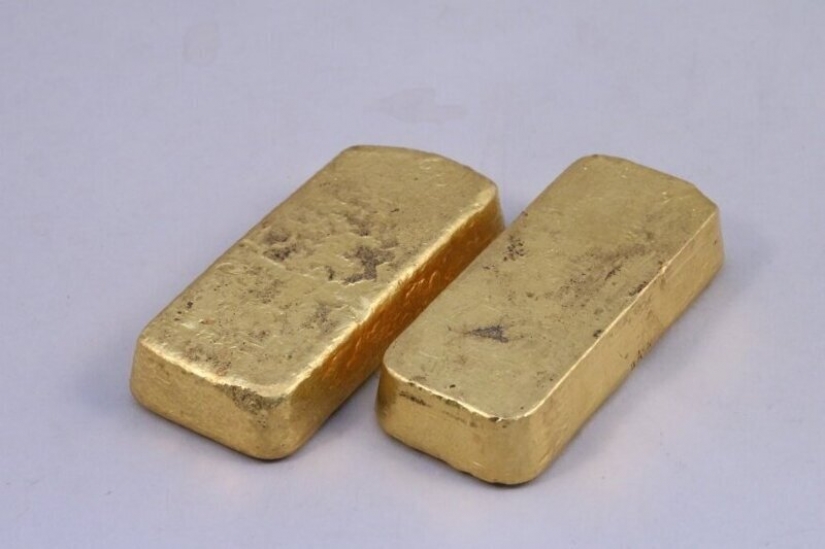 Los niños de una familia rica en Francia encontró en cuarentena las barras de oro en el armario de la abuela Los niños de una familia rica en Francia encontró en cuarentena las barras de oro en el armario de la abuela
