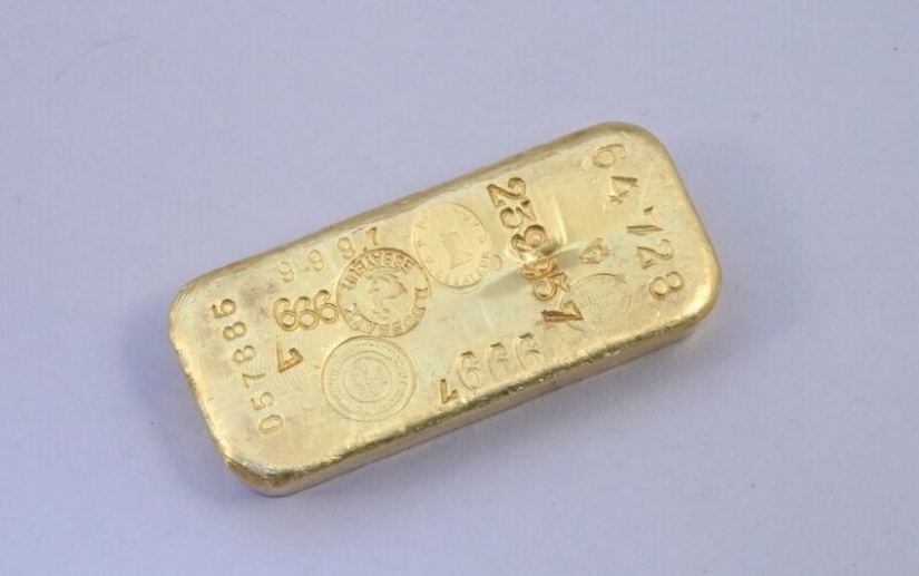 Los niños de una familia rica en Francia encontró en cuarentena las barras de oro en el armario de la abuela Los niños de una familia rica en Francia encontró en cuarentena las barras de oro en el armario de la abuela