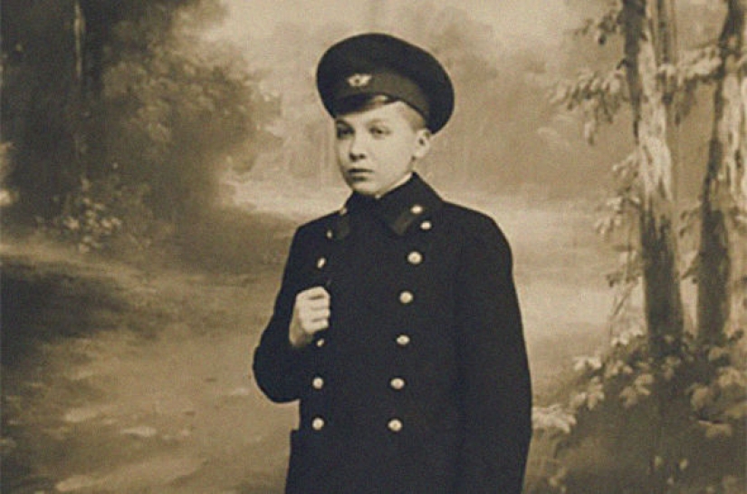 Los uniformes escolares en Rusia: de los decretos Imperiales a la anarquía Los uniformes escolares en Rusia: de los decretos Imperiales a la anarquía