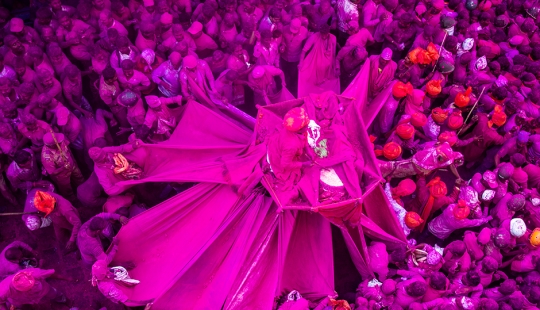 Miracles, the destruction of myths and the death of crops on the images of famous photographers