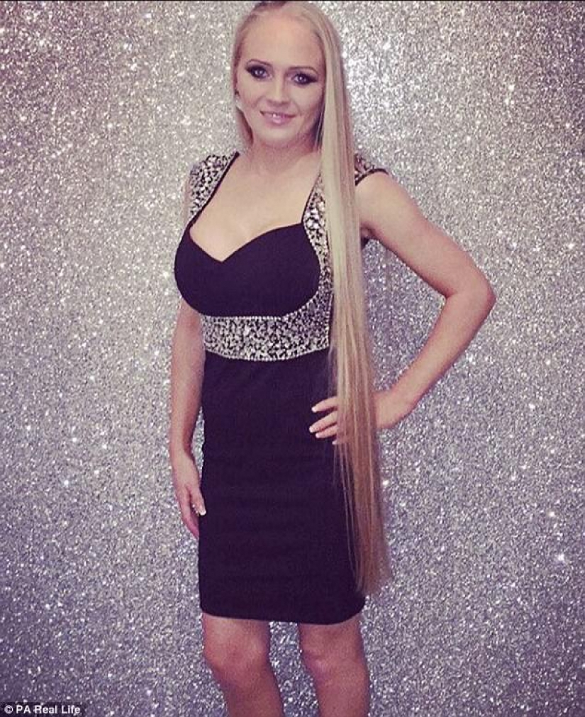 "Mom, it's Rapunzel!": the British metre scythe do not allow passage of the children on the street "Mom, it's Rapunzel!": the British metre scythe do not allow passage of the children on the street