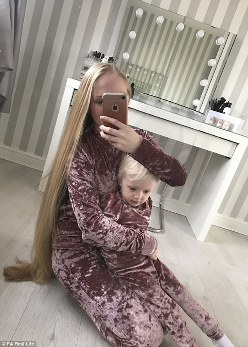 "Mom, it's Rapunzel!": the British metre scythe do not allow passage of the children on the street "Mom, it's Rapunzel!": the British metre scythe do not allow passage of the children on the street