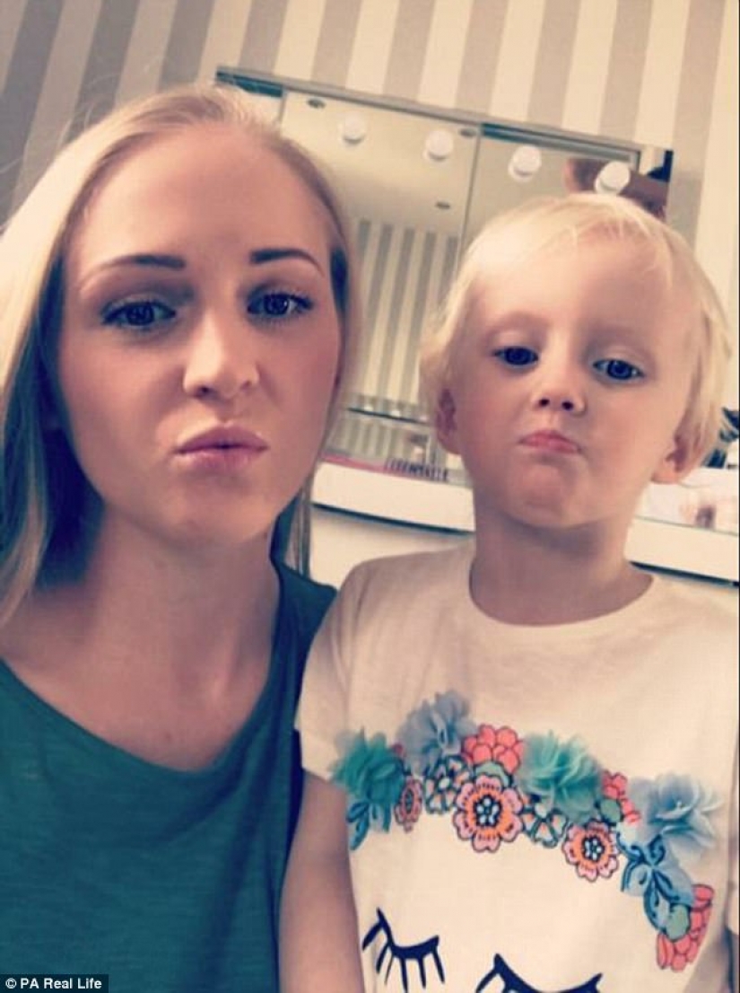 "Mom, it's Rapunzel!": the British metre scythe do not allow passage of the children on the street "Mom, it's Rapunzel!": the British metre scythe do not allow passage of the children on the street