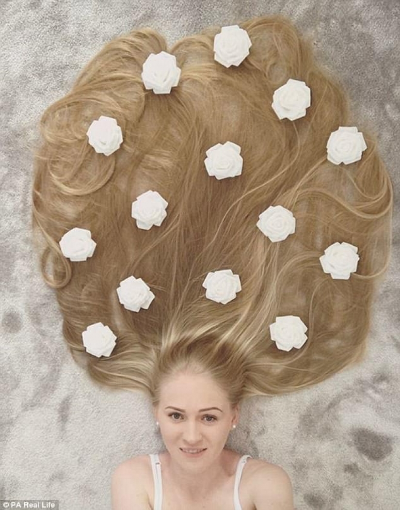 "Mom, it's Rapunzel!": the British metre scythe do not allow passage of the children on the street "Mom, it's Rapunzel!": the British metre scythe do not allow passage of the children on the street