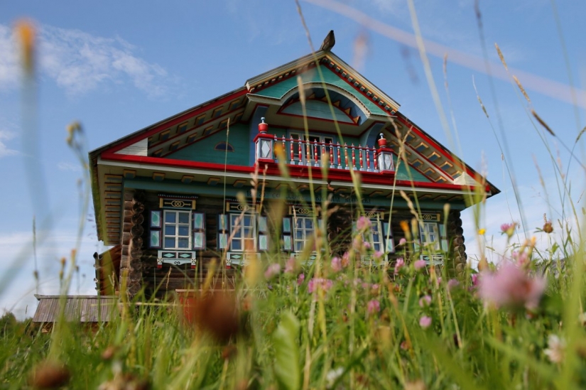 Monuments of Russian architecture: disruption, satellite dishes and plastic Windows