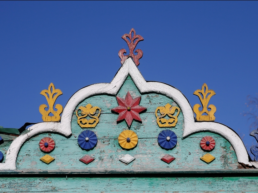 Monuments of Russian architecture: disruption, satellite dishes and plastic Windows