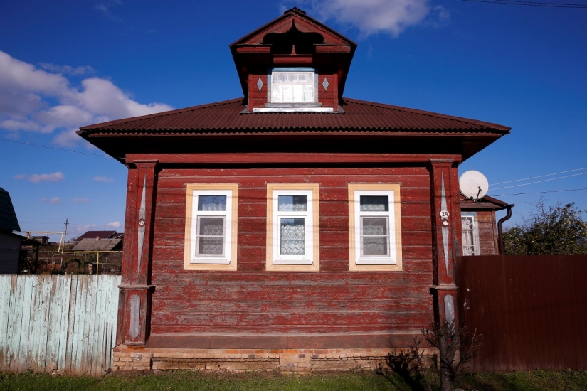 Monuments of Russian architecture: disruption, satellite dishes and plastic Windows