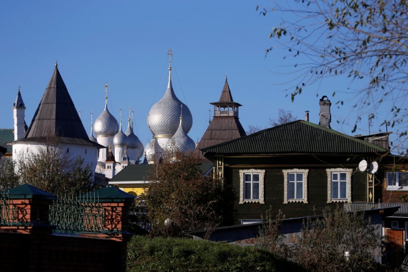 Monuments of Russian architecture: disruption, satellite dishes and plastic Windows