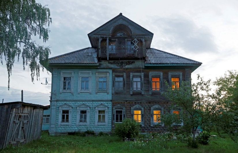 Monuments of Russian architecture: disruption, satellite dishes and plastic Windows