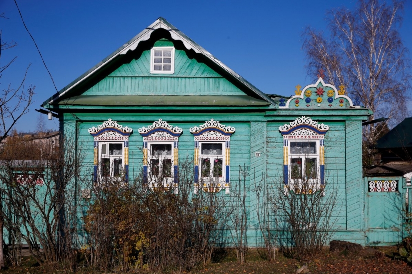Monuments of Russian architecture: disruption, satellite dishes and plastic Windows