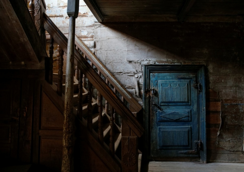 Monuments of Russian architecture: disruption, satellite dishes and plastic Windows