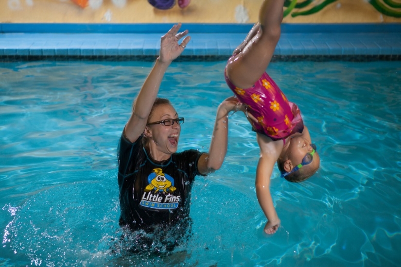 Mother receives death threats for what was allowed to throw 8-month-old son to the pool for a lesson on survival