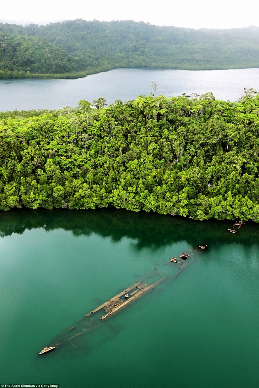 Máquinas de combate de la segunda guerra mundial, perdido en una remota isla en el océano Pacífico Máquinas de combate de la segunda guerra mundial, perdido en una remota isla en el océano Pacífico