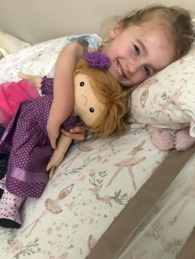 Mujer cose una muñeca especial para niños con discapacidades Mujer cose una muñeca especial para niños con discapacidades