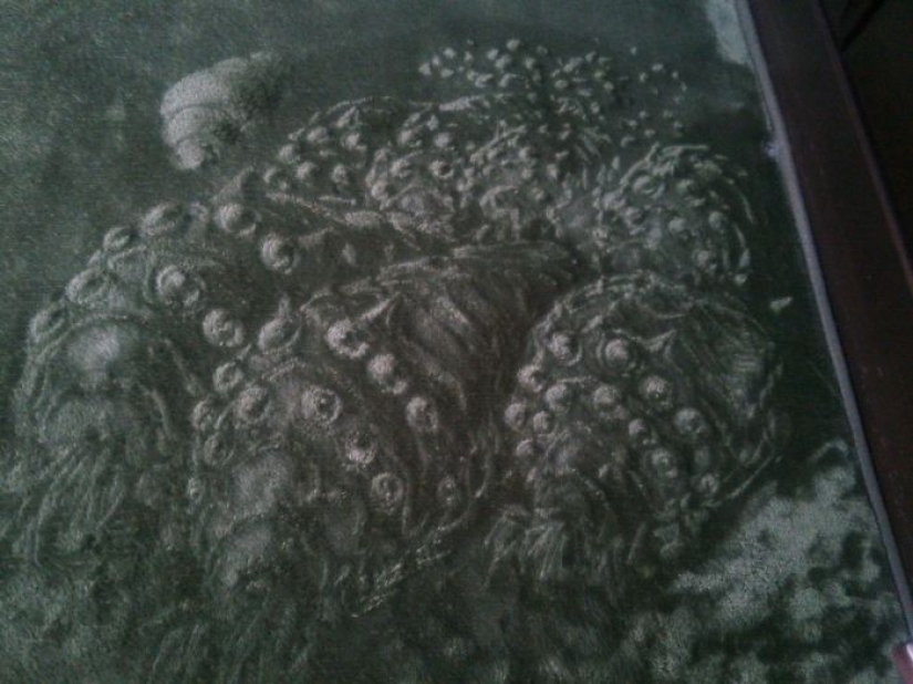 Mujer japonesa interesado en vacío de la misma manera, y ella se basa en las alfombras de la imagen