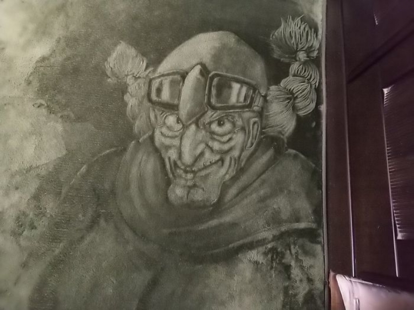 Mujer japonesa interesado en vacío de la misma manera, y ella se basa en las alfombras de la imagen