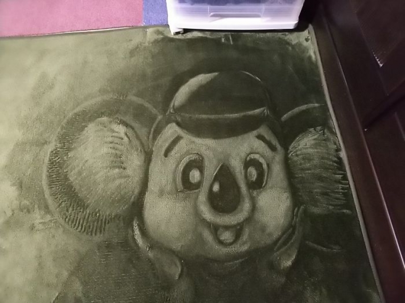 Mujer japonesa interesado en vacío de la misma manera, y ella se basa en las alfombras de la imagen