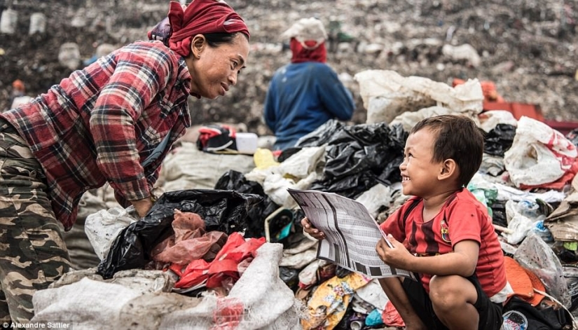 "Nasty world": as 3000 families with children live on a huge dump "Nasty world": as 3000 families with children live on a huge dump