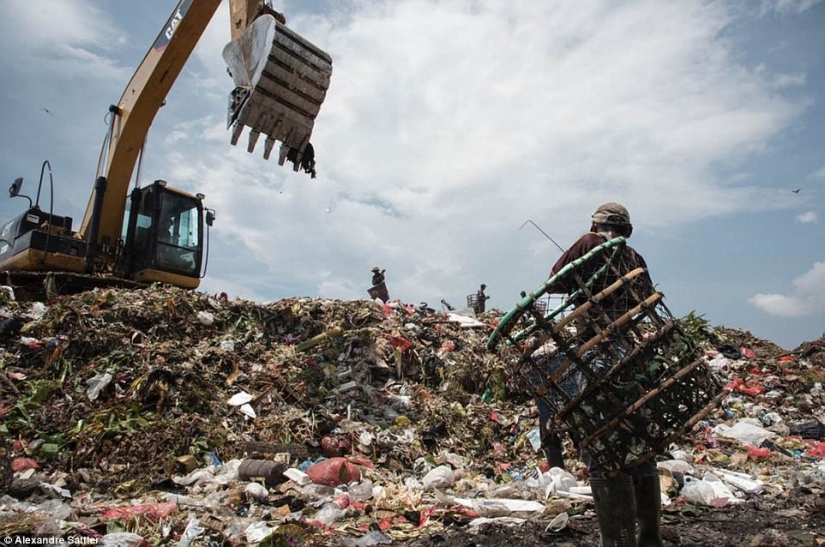 "Nasty world": as 3000 families with children live on a huge dump "Nasty world": as 3000 families with children live on a huge dump