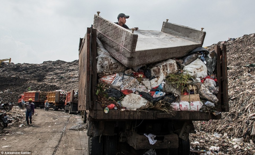 "Nasty world": as 3000 families with children live on a huge dump "Nasty world": as 3000 families with children live on a huge dump