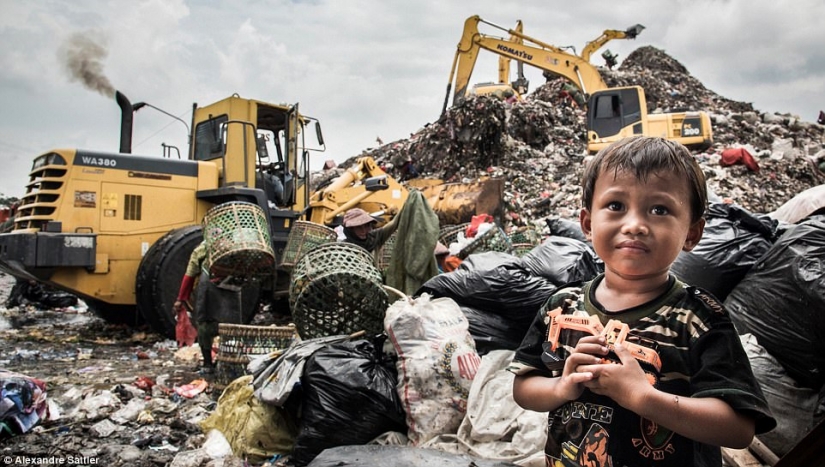 "Nasty world": as 3000 families with children live on a huge dump "Nasty world": as 3000 families with children live on a huge dump