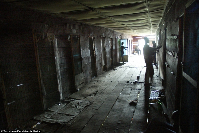 "Ángeles de la muerte": las fotos de las prostitutas de Nigeria, donde el SIDA se reclama 10 millones de vidas al año "Ángeles de la muerte": las fotos de las prostitutas de Nigeria, donde el SIDA se reclama 10 millones de vidas al año