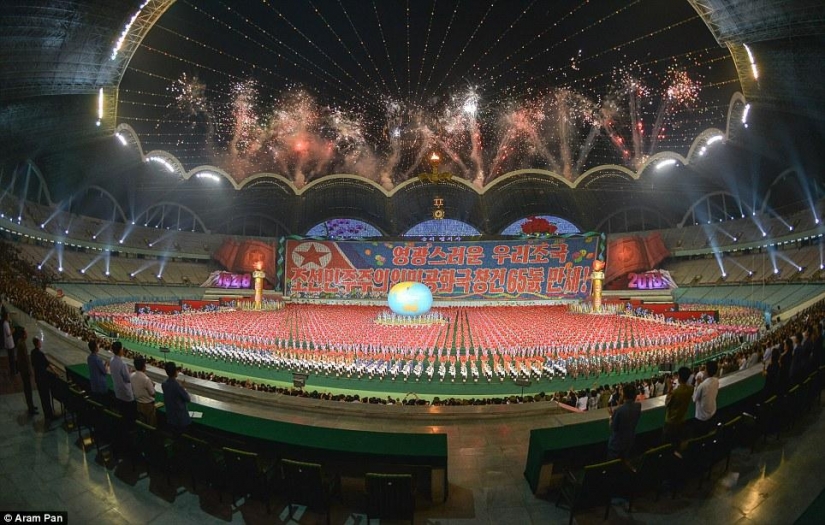 No de la depresión de Corea del Norte: jugando en la playa de las niñas, tiendas de moda y restaurantes