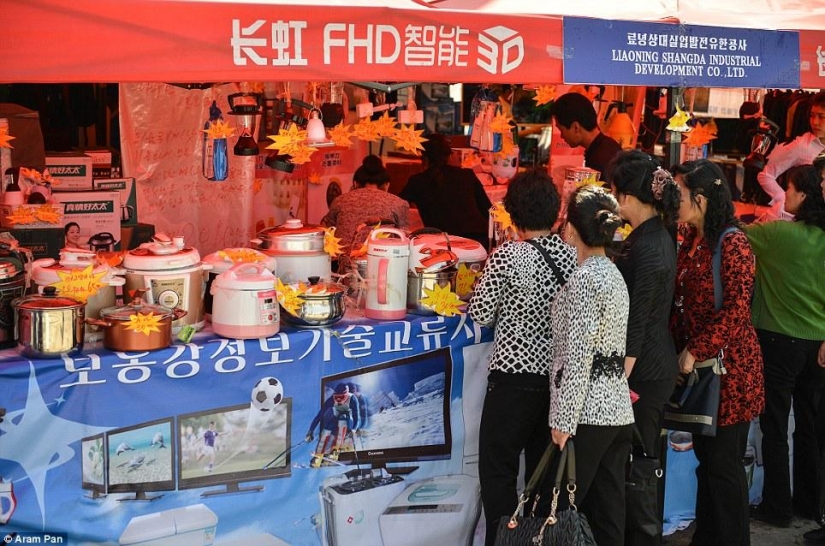 No de la depresión de Corea del Norte: jugando en la playa de las niñas, tiendas de moda y restaurantes