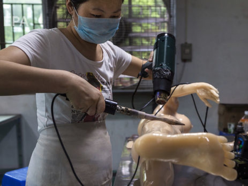 No tire las personas muñecos: en Japón usted puede ordenar el funeral de juguetes sexuales