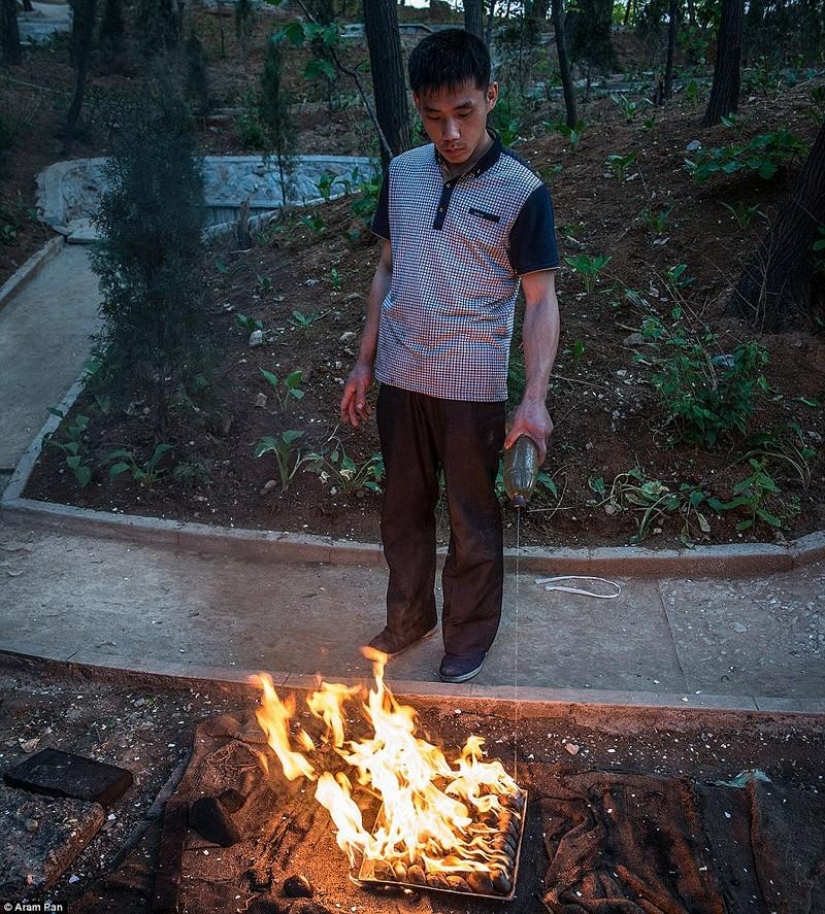 Not the depressed North Korea: playing on the beach girls, trendy shops and restaurants