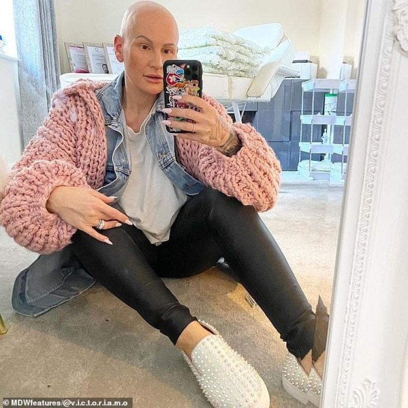 Oblasov, a hairdresser from Britain shaved at zero and now inspires others by his example Oblasov, a hairdresser from Britain shaved at zero and now inspires others by his example