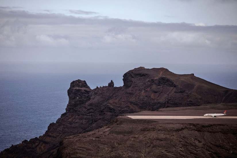 On the island where Napoleon was buried, idle the most useless airport in the world On the island where Napoleon was buried, idle the most useless airport in the world