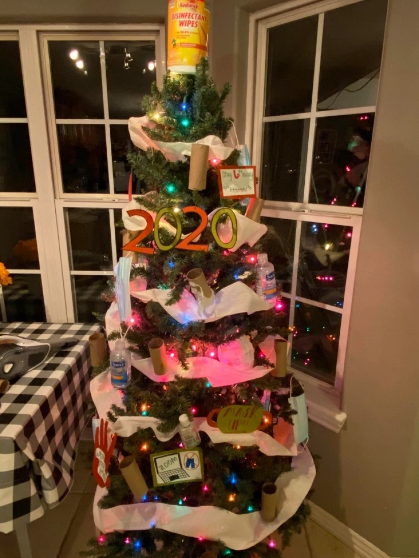 One, two, three! Crown, get out! The British decorate the Christmas tree in the style of Covid-19 and sharing pictures in social networks