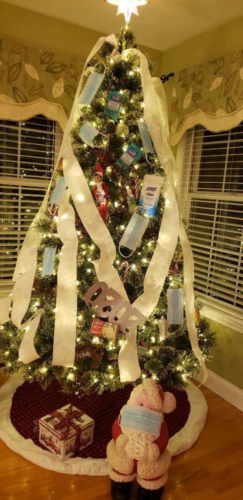 One, two, three! Crown, get out! The British decorate the Christmas tree in the style of Covid-19 and sharing pictures in social networks