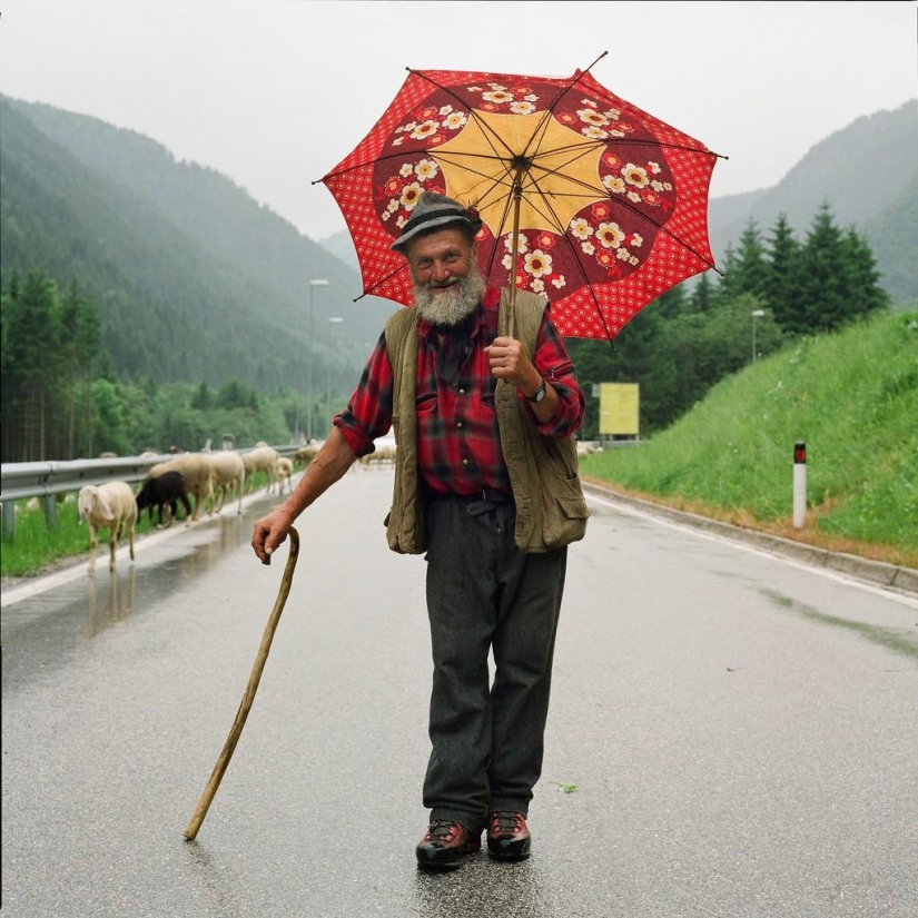 Ordinary Italians through the eyes of Italian Ordinary Italians through the eyes of Italian