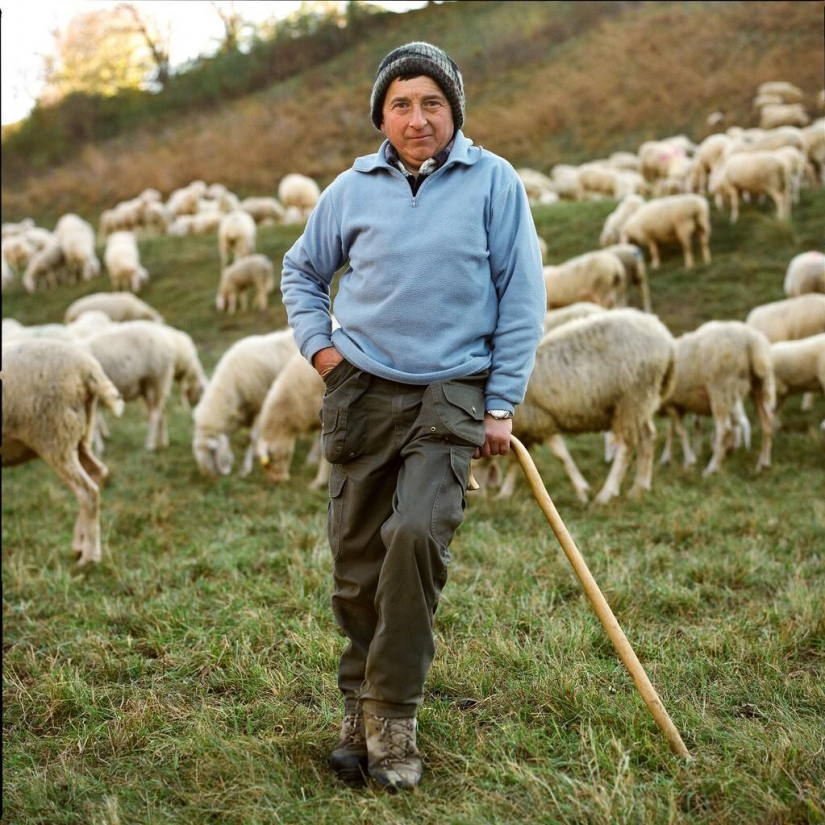 Ordinary Italians through the eyes of Italian Ordinary Italians through the eyes of Italian