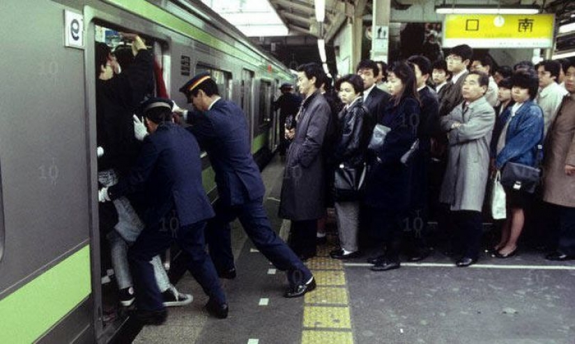 Ordinary pictures of life in Japan, from which the Europeans will climb eye on his forehead Ordinary pictures of life in Japan, from which the Europeans will climb eye on his forehead