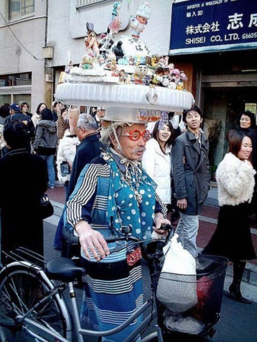 Ordinary pictures of life in Japan, from which the Europeans will climb eye on his forehead Ordinary pictures of life in Japan, from which the Europeans will climb eye on his forehead
