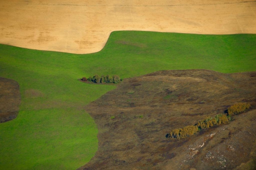 Otoño en las montañas de Kazajstán de la altura de vuelo de pájaro