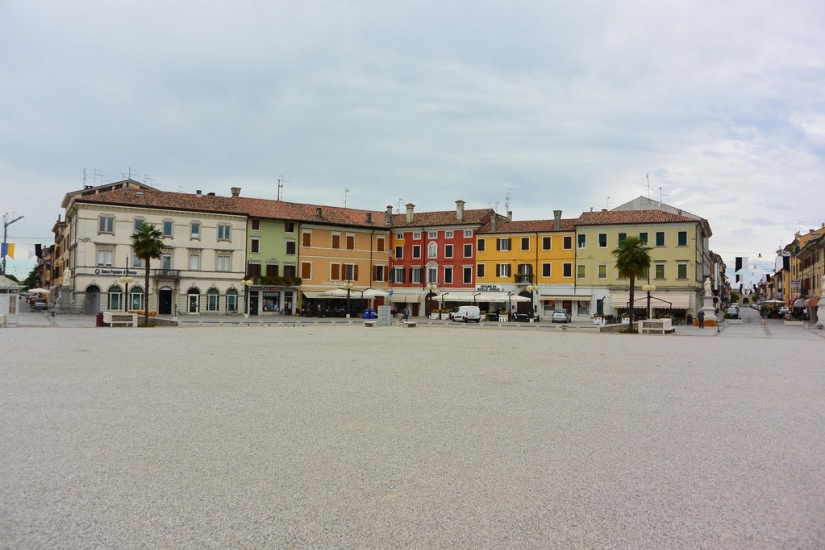 Palmanova es simétrica de la fortaleza de la ciudad en Italia